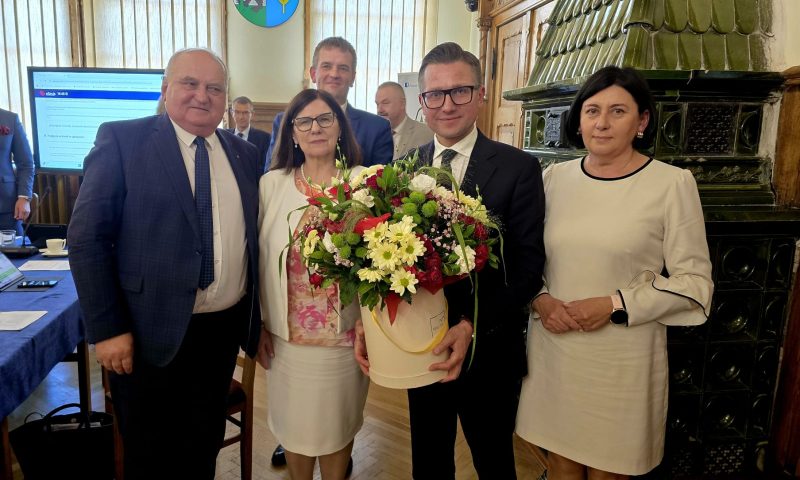 ZARZĄD POWIATU Z WOTUM ZAUFANIA I ABSOLUTORIUM