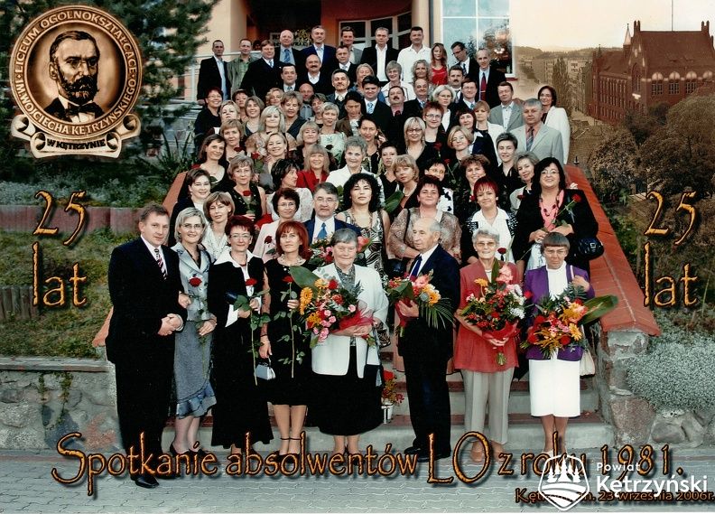 1. Pamiątkowe zdjęcie ze zjazdu absolwentów Liceum Ogólnokształcącego im. W. Kętrzyńskiego, maturzystów z rocznika 1981. Fot. z 2006 r.