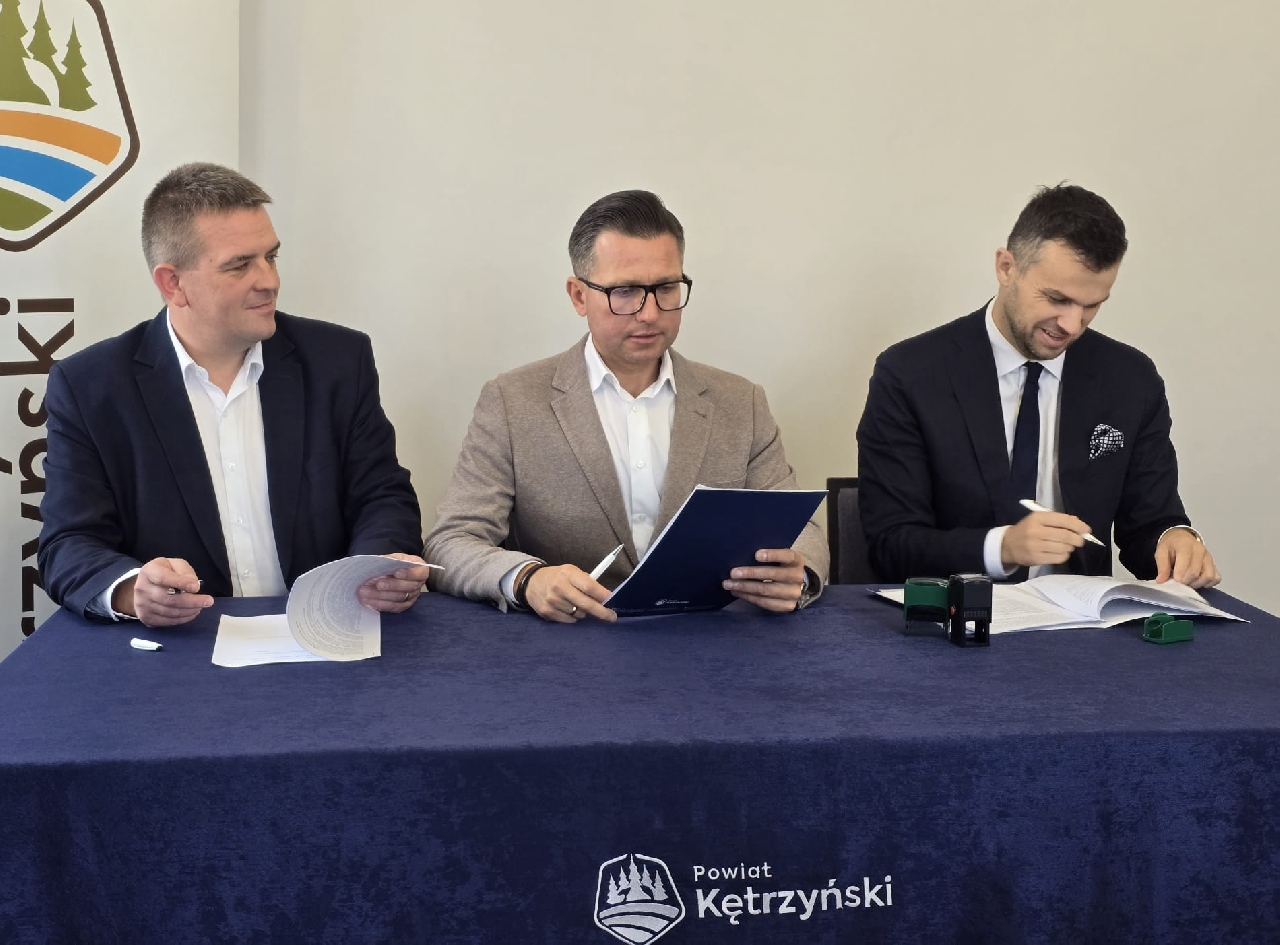 Zdjęcie przedstawia starostów oraz wykonawcę podczas podpisania umowy.